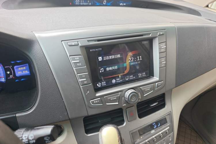 Used BYD M6 2013 2.4L Automatic Luxury Model Audio And AC Panel