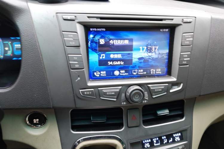 Used BYD M6 2013 2.4L Manual Luxury Model Audio And AC Panel