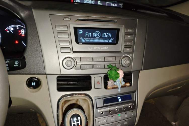 Used BYD M6 2013 2.0L Manual Comfort Edition Audio And AC Panel