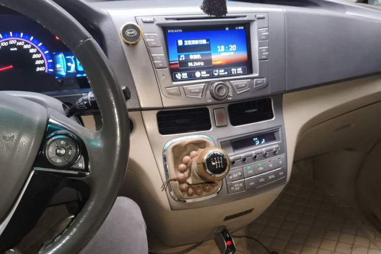 Used BYD M6 2013 2.4L Manual Luxury Model Audio And AC Panel