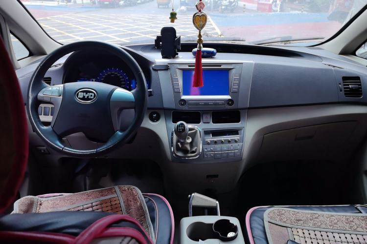 Used BYD M6 2013 2.0L Manual Comfort Edition Center Console