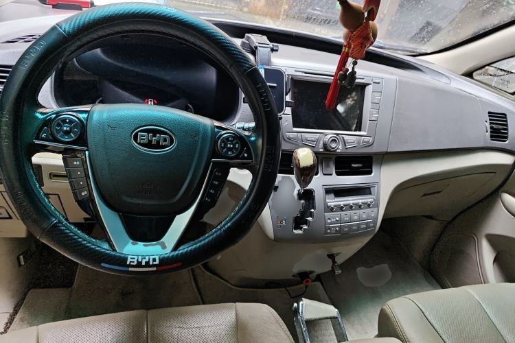 Used BYD M6 2013 2.4L Automatic Luxury Model Center Console