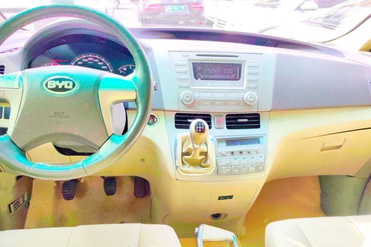 Used BYD M6 2013 2.0L Manual Comfort Edition Center Console
