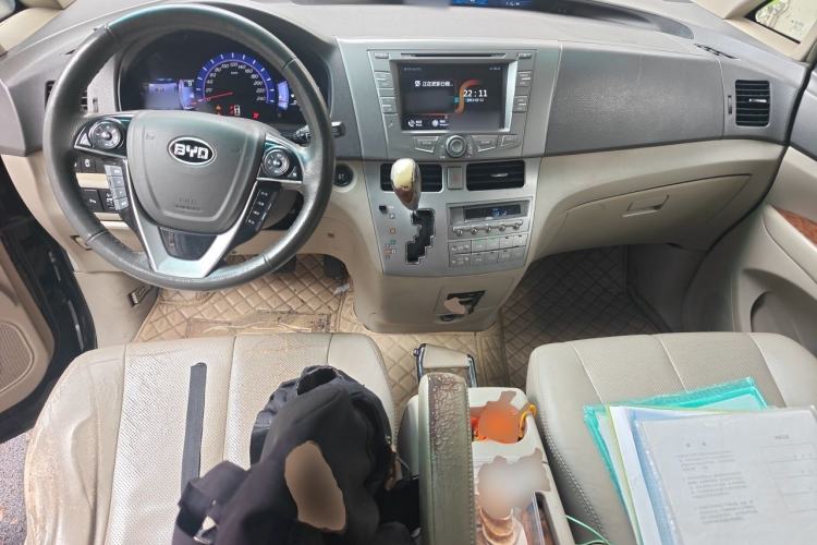 Used BYD M6 2013 2.4L Automatic Luxury Model Center Console