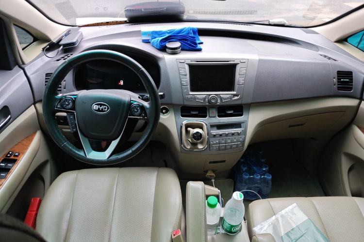 Used BYD M6 2013 2.4L Manual Luxury Model Center Console