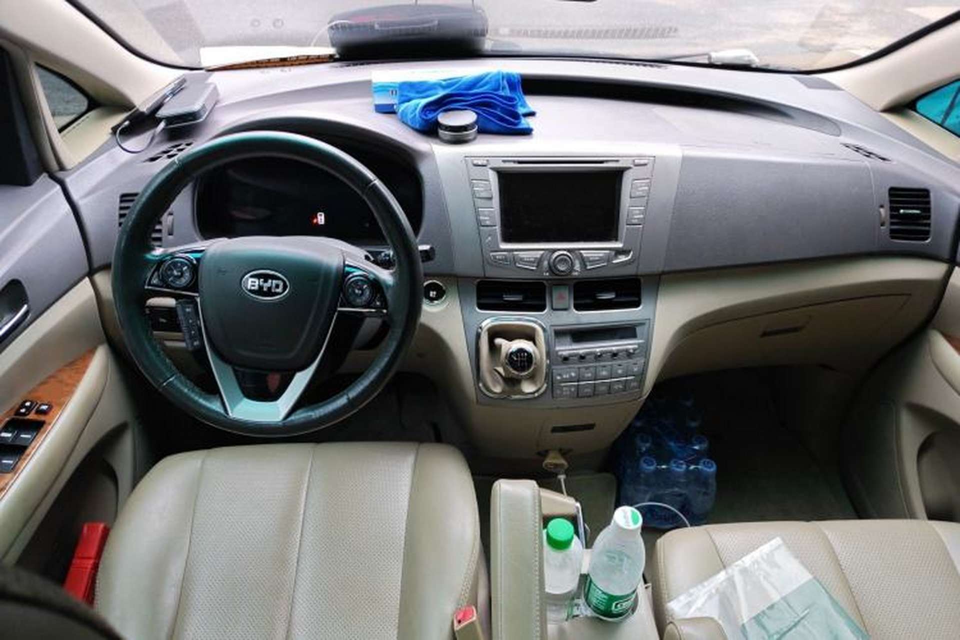 Used BYD M6 2013 2.4L Manual Luxury Model Center Console
