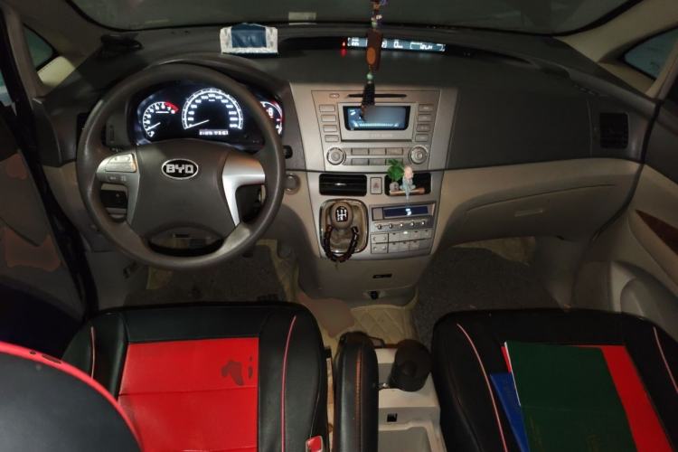 Used BYD M6 2013 2.0L Manual Comfort Edition Center Console