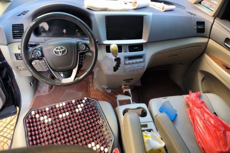 Used BYD M6 2013 2.4L Automatic Luxury Model Center Console