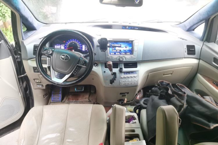 Used BYD M6 2013 2.4L Automatic Luxury Model Center Console