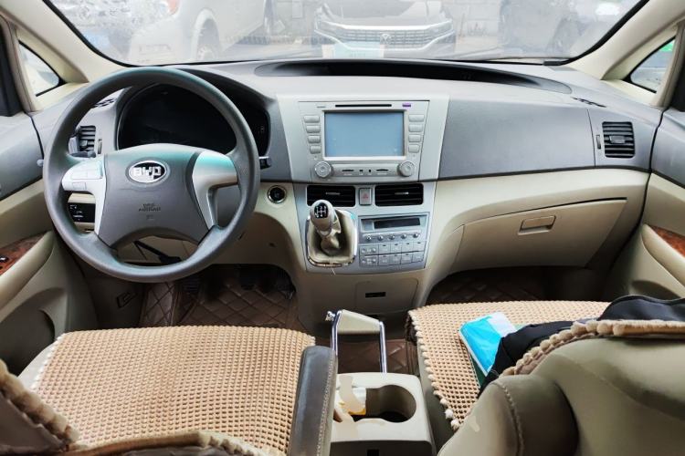Used BYD M6 2013 2.0L Manual Comfort Edition Center Console