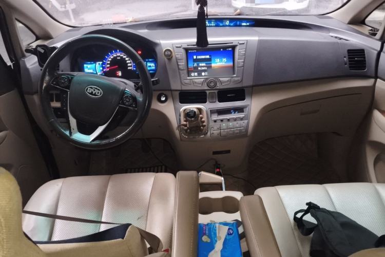 Used BYD M6 2013 2.4L Manual Luxury Model Center Console