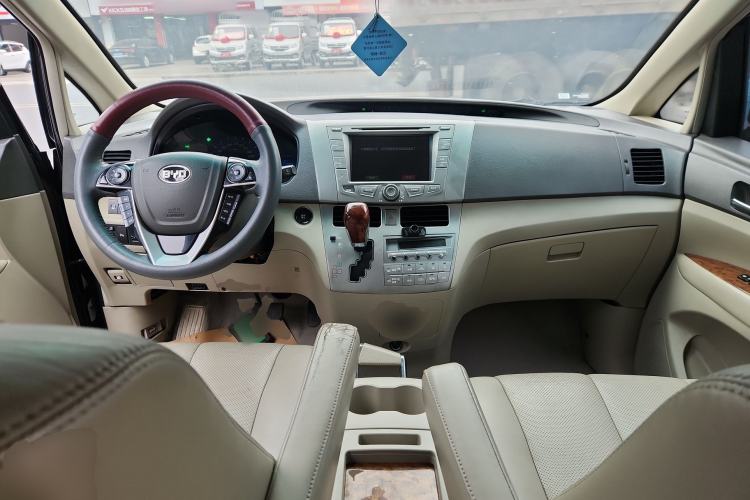 Used BYD M6 2013 2.4L Automatic Luxury Model Center Console