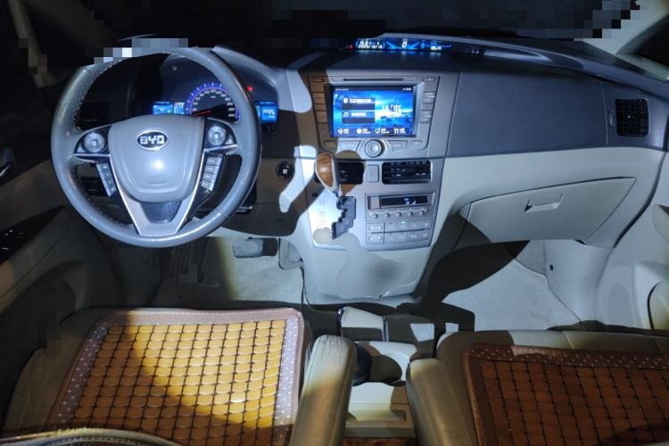 Used BYD M6 2013 2.4L Automatic Luxury Model Center Console