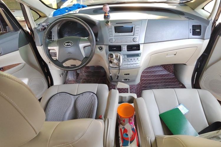 Used BYD M6 2013 2.0L Manual Comfort Edition Center Console