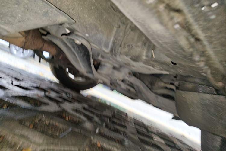 Used BYD M6 2013 2.4L Automatic Luxury Model Chassis Front Right
