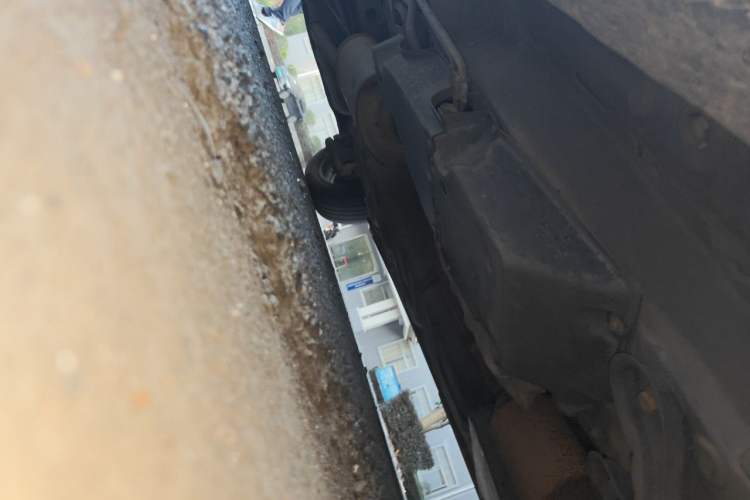 Used BYD M6 2013 2.4L Automatic Luxury Model Chassis Front Right