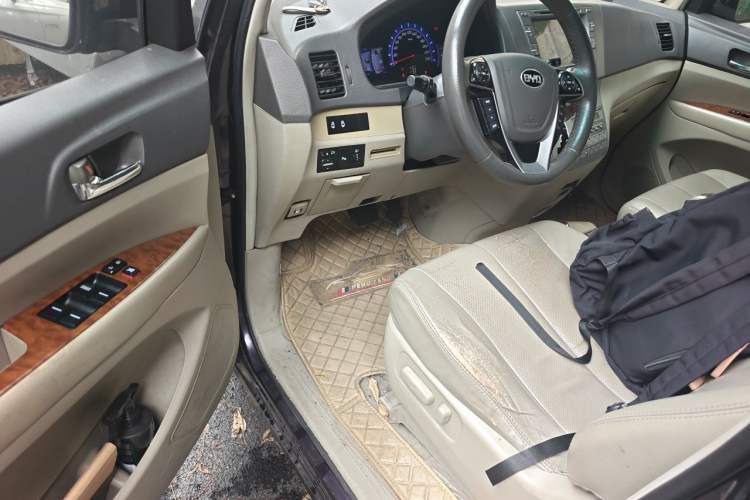Used BYD M6 2013 2.4L Automatic Luxury Model Driver Seat