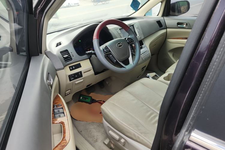 Used BYD M6 2013 2.4L Automatic Luxury Model Driver Seat