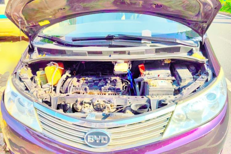 Used BYD M6 2013 2.0L Manual Comfort Edition Engine Bay