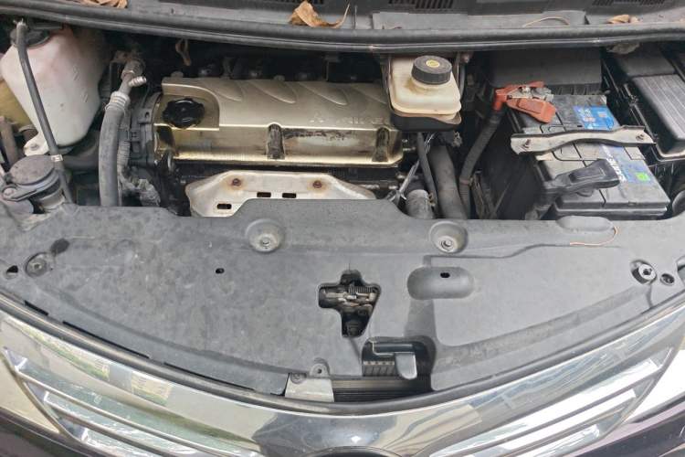 Used BYD M6 2013 2.4L Automatic Luxury Model Engine Bay