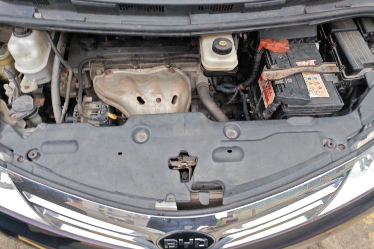 Used BYD M6 2013 2.4L Manual Luxury Model Engine Bay