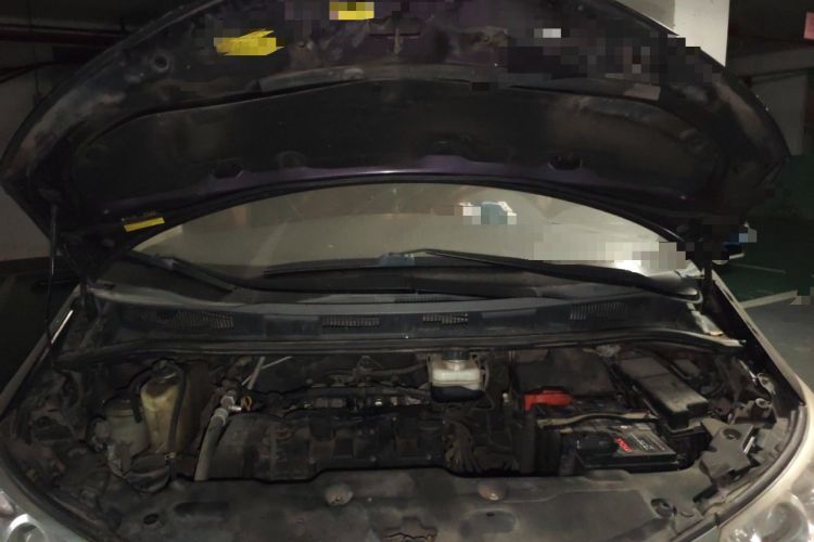 Used BYD M6 2013 2.0L Manual Comfort Edition Engine Bay