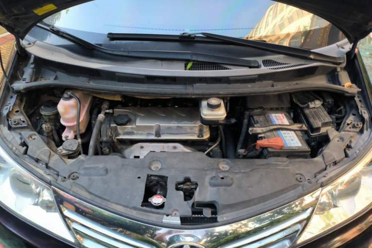 Used BYD M6 2013 2.4L Automatic Luxury Model Engine Bay