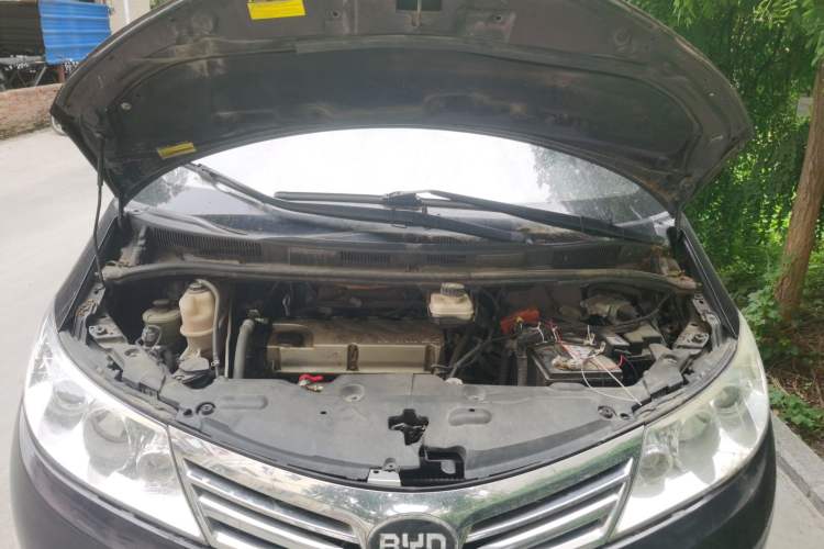 Used BYD M6 2013 2.4L Automatic Luxury Model Engine Bay
