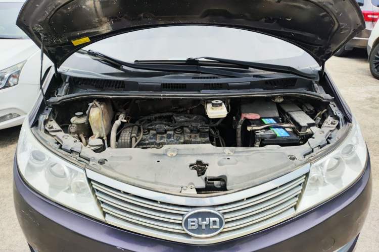 Used BYD M6 2013 2.0L Manual Comfort Edition Engine Bay
