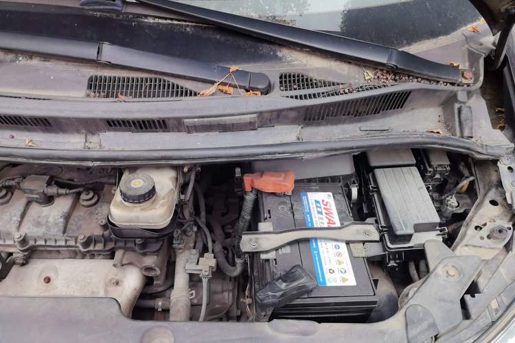 Used BYD M6 2013 2.0L Manual Comfort Edition Engine Bay Left