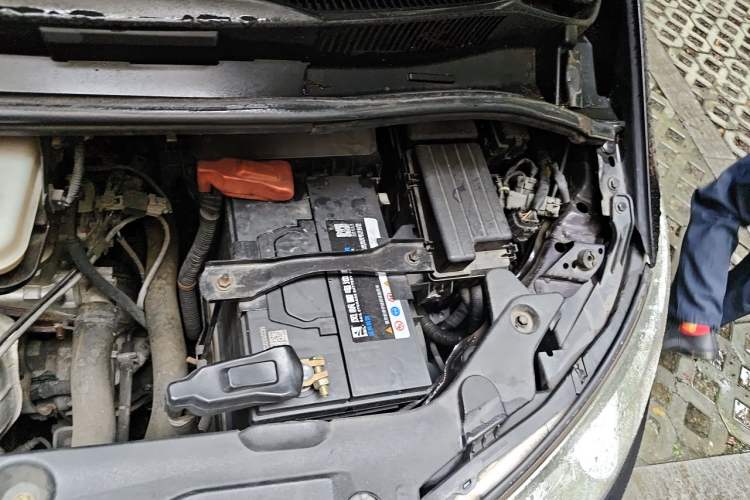 Used BYD M6 2013 2.4L Automatic Luxury Model Engine Bay Left