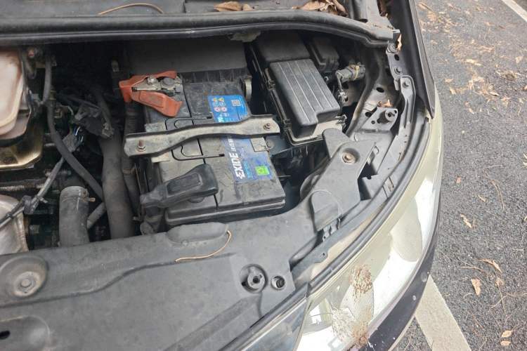 Used BYD M6 2013 2.4L Automatic Luxury Model Engine Bay Left