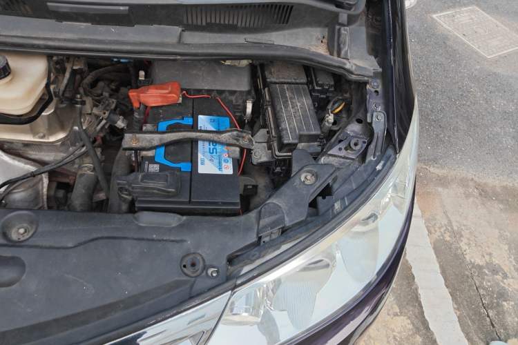 Used BYD M6 2013 2.4L Automatic Luxury Model Engine Bay Left