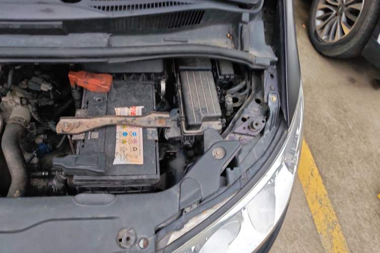 Used BYD M6 2013 2.4L Manual Luxury Model Engine Bay Left