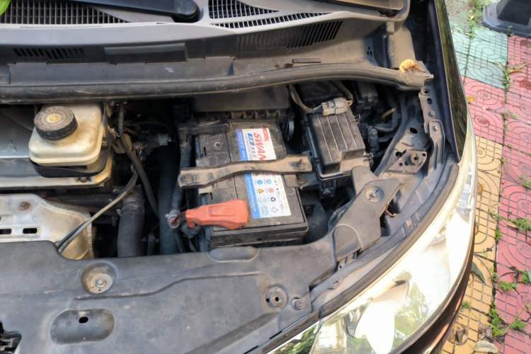 Used BYD M6 2013 2.4L Automatic Luxury Model Engine Bay Left