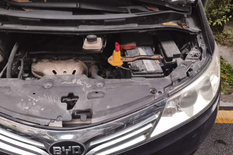 Used BYD M6 2013 2.4L Manual Luxury Model Engine Bay Left