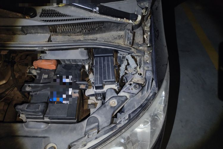 Used BYD M6 2013 2.4L Automatic Luxury Model Engine Bay Left