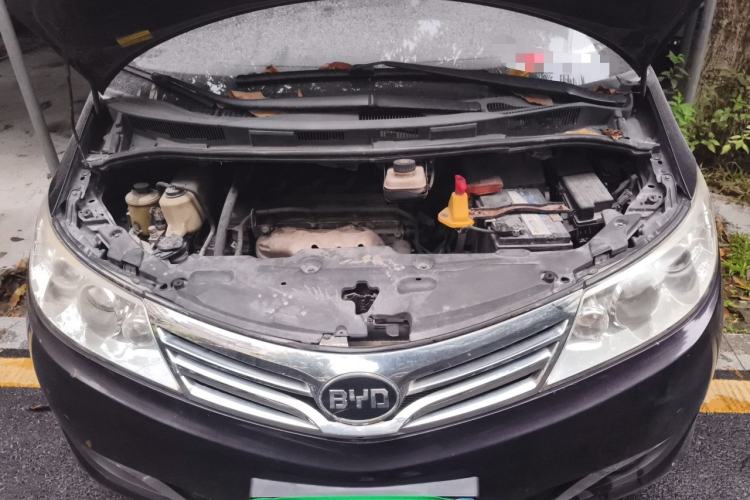 Used BYD M6 2013 2.4L Manual Luxury Model Engine Bay