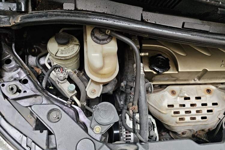 Used BYD M6 2013 2.4L Automatic Luxury Model Engine Bay Right
