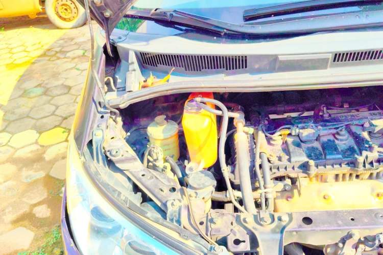 Used BYD M6 2013 2.0L Manual Comfort Edition Engine Bay Right