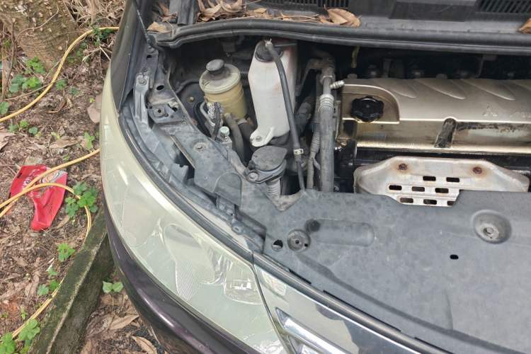 Used BYD M6 2013 2.4L Automatic Luxury Model Engine Bay Right