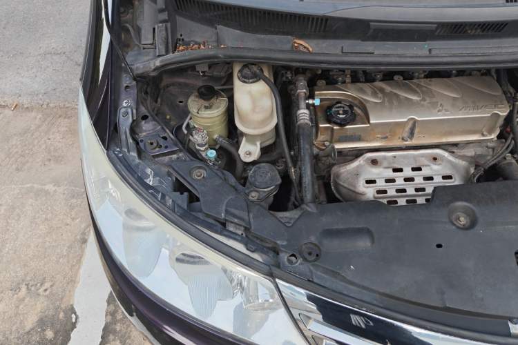 Used BYD M6 2013 2.4L Automatic Luxury Model Engine Bay Right