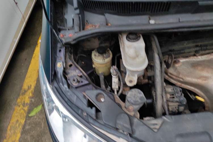 Used BYD M6 2013 2.4L Manual Luxury Model Engine Bay Right