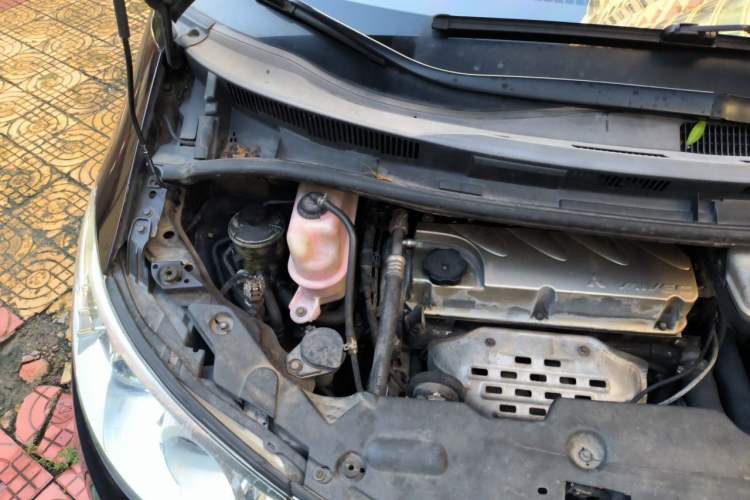 Used BYD M6 2013 2.4L Automatic Luxury Model Engine Bay Right