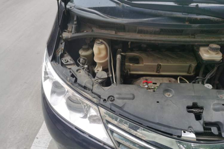 Used BYD M6 2013 2.4L Automatic Luxury Model Engine Bay Right