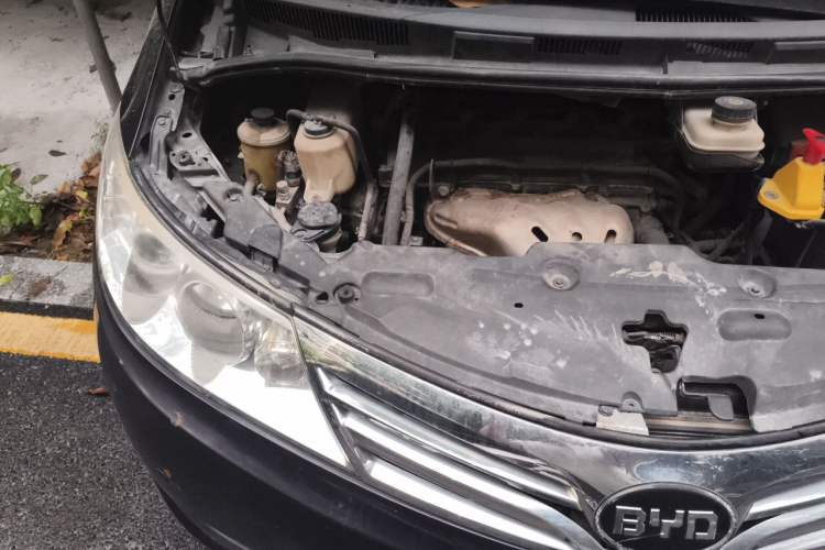 Used BYD M6 2013 2.4L Manual Luxury Model Engine Bay Right
