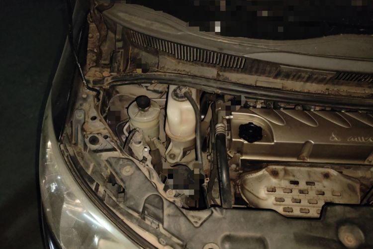 Used BYD M6 2013 2.4L Automatic Luxury Model Engine Bay Right