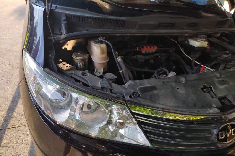 Used BYD M6 2013 2.0L Manual Comfort Edition Engine Bay Right