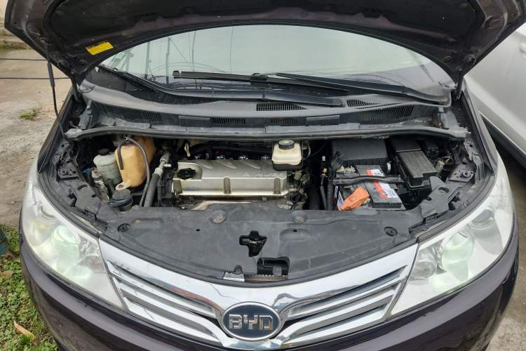 Used BYD M6 2013 2.4L Automatic Luxury Model Engine Bay