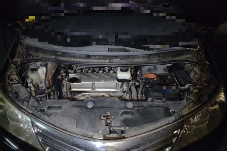 Used BYD M6 2013 2.4L Automatic Luxury Model Engine Bay